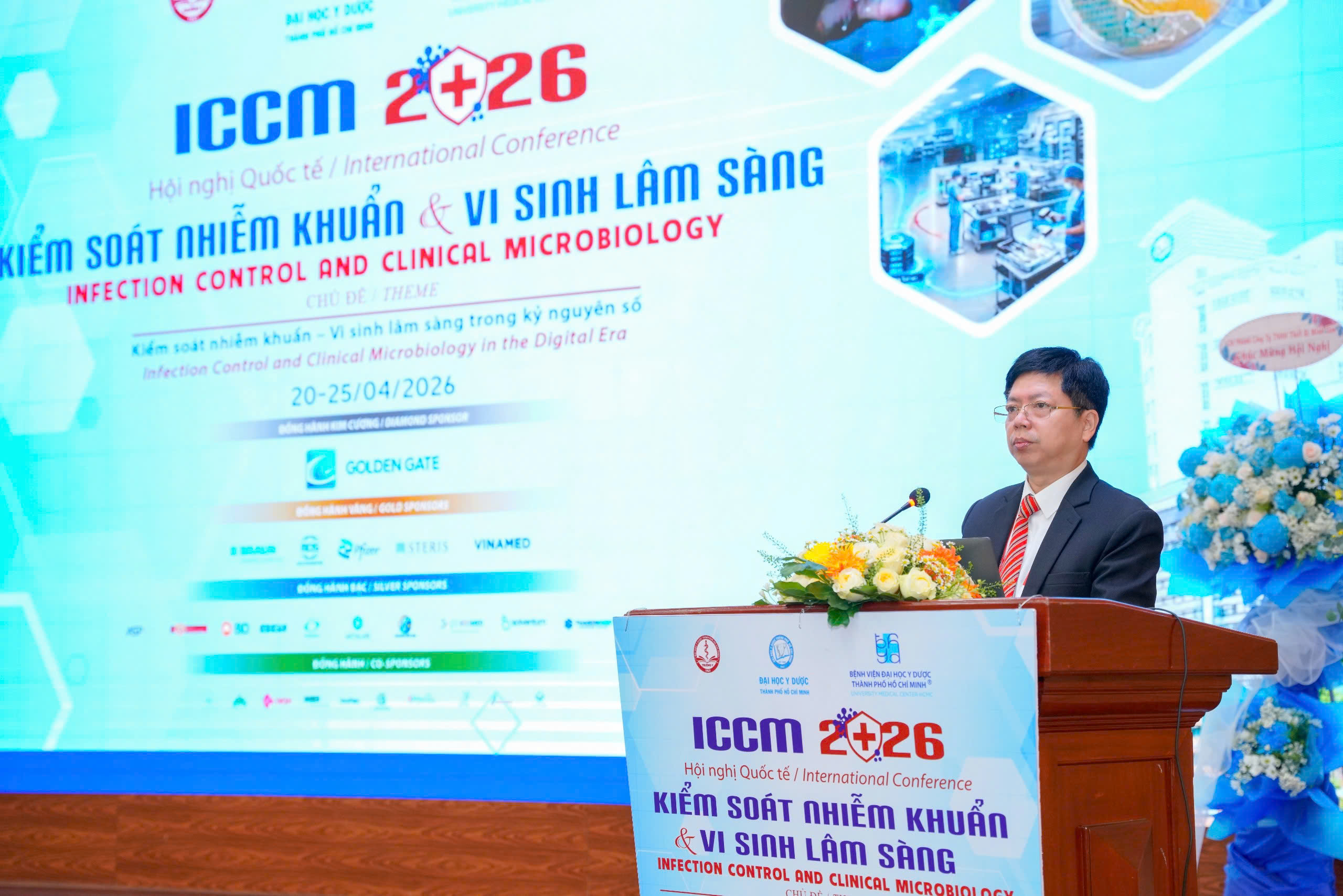 TS BS. Nguyễn Trọng Khoa – Phó Cục trưởng Cục Quản lý Khám, chữa bệnh, Bộ Y tế phát biểu khai mạc tại Hội nghị Quốc tế Kiểm soát nhiễm khuẩn và Vi sinh lâm sàng (ICCM 2026).jpg